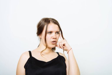 Kadın fotoğraf stüdyosunda düşünüyor.