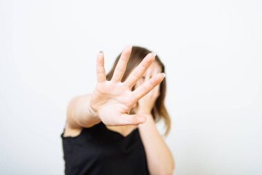 Kadın korkudan korkuyor.