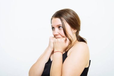 Kadın korkudan korkuyor.