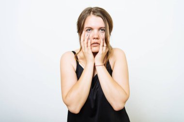 Kız fotoğraf stüdyosunda yoruldu.