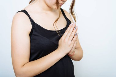 Dua et. Bir kadın. Fotoğraf stüdyosunda.