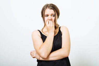 Kadın tırnaklarını yiyor.