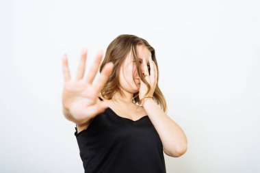 Kadın korkudan korkuyor.