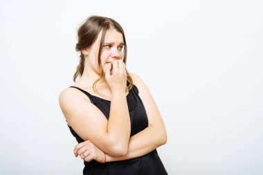 Kadın tırnaklarını yiyor.