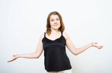 Kız ellerini havaya kaldırıyor.