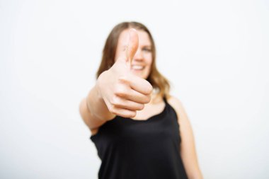 Başparmağını Yukarı Gösteren Kadın