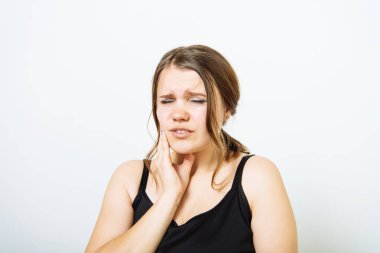 Fotoğraf stüdyosundaki diş ağrısı olan kadın.