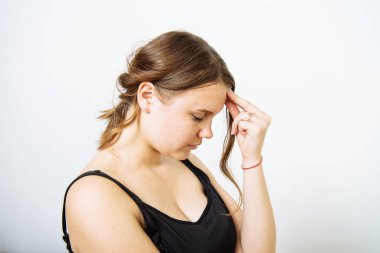 Fotoğraf stüdyosundaki baş ağrısı kadın.