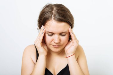 Fotoğraf stüdyosundaki baş ağrısı kadın.