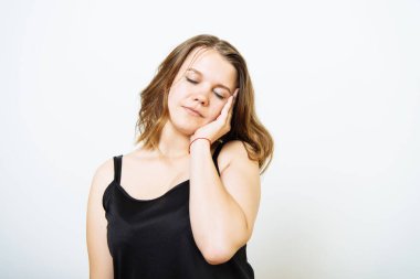 Uyu. Fotoğraf stüdyosundaki kadın.