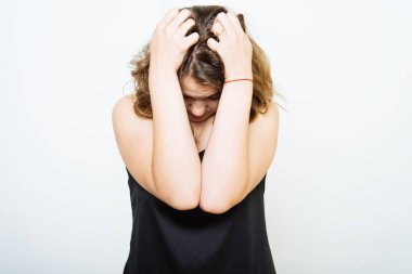 Kadın korkudan korkuyor.