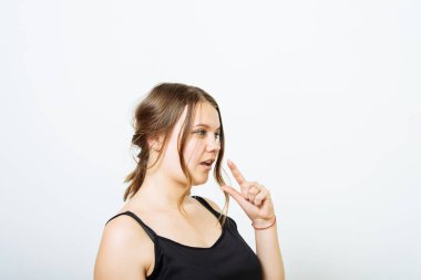 Kız birini işaret ediyor.