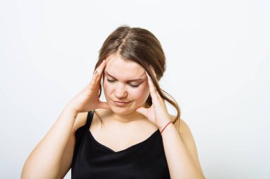Fotoğraf stüdyosundaki baş ağrısı kadın.