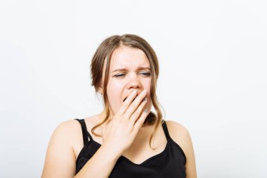 Esniyor. Fotoğraf stüdyosundaki kadın.