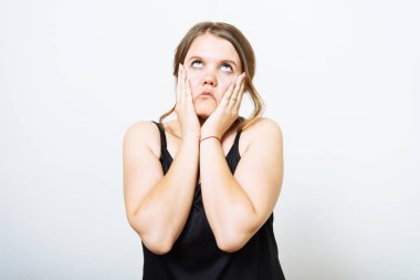 Kız fotoğraf stüdyosunda yoruldu.