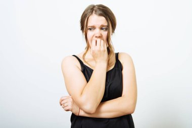 Kadın tırnaklarını yiyor.