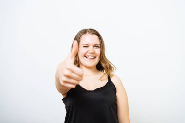 Başparmağını Yukarı Gösteren Kadın