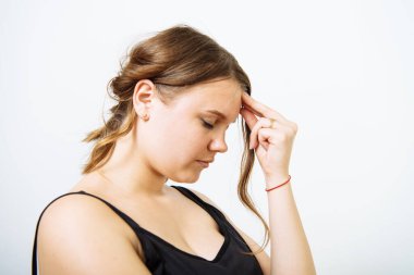 Fotoğraf stüdyosundaki baş ağrısı kadın.