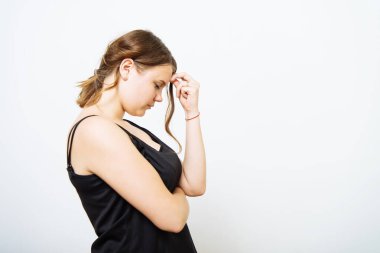Fotoğraf stüdyosundaki baş ağrısı kadın.