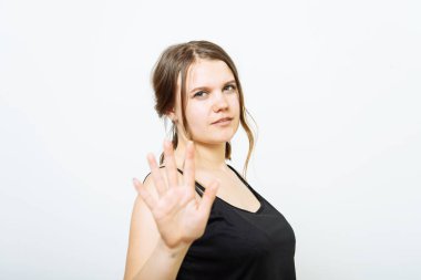 Fotoğraf stüdyosunda jest yapan kızı durdurun.