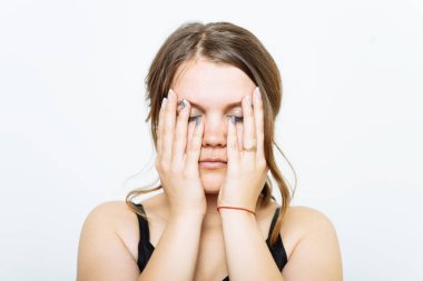  Kadın elini yüzünü kapatıyor.