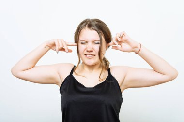 Fotoğraf stüdyosunda kulaklarını kapat kadın.