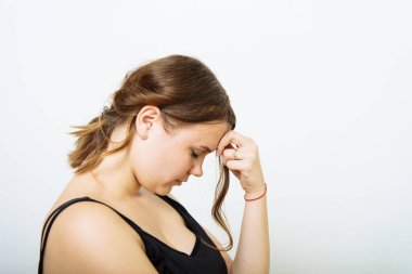 Fotoğraf stüdyosundaki baş ağrısı kadın.