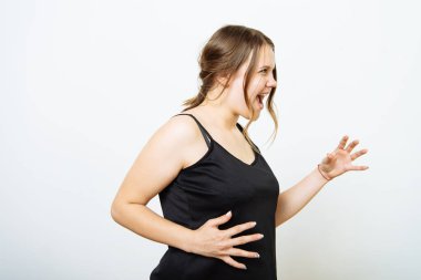 Fotoğraf stüdyosundaki kızgın çığlık atan kadın.