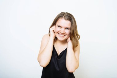 Fotoğraf stüdyosunda kulaklarını kapat kadın.