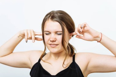 Fotoğraf stüdyosunda kulaklarını kapat kadın.