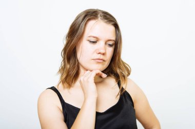 Kadın fotoğraf stüdyosunda düşünüyor.