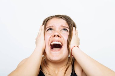 Fotoğraf stüdyosundaki umutsuz kadın.