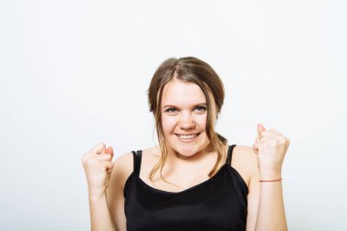 Sevinçli. Çok mutlu bir kadın.