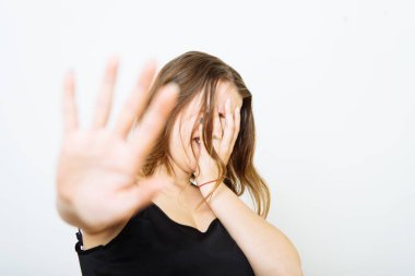 Kadın korkudan korkuyor.