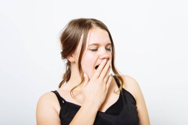 Esniyor. Fotoğraf stüdyosundaki kadın.