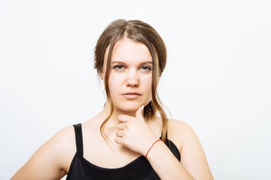 Kadın fotoğraf stüdyosunda düşünüyor.