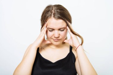 Fotoğraf stüdyosundaki baş ağrısı kadın.