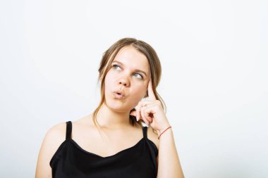 Kadın fotoğraf stüdyosunda düşünüyor.