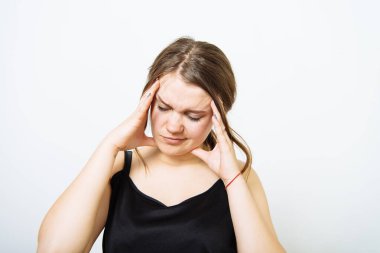 Fotoğraf stüdyosundaki baş ağrısı kadın.