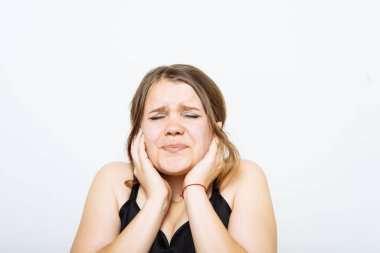 Fotoğraf stüdyosunda kulaklarını kapat kadın.