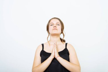 Dua et. Bir kadın. Fotoğraf stüdyosunda.