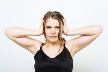 Fotoğraf stüdyosunda kulaklarını kapat kadın.