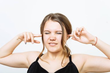 Fotoğraf stüdyosunda kulaklarını kapat kadın.