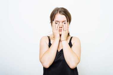  Kadın elini yüzünü kapatıyor.