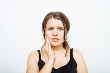 Fotoğraf stüdyosundaki diş ağrısı olan kadın.