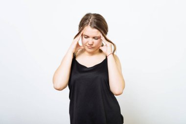 Fotoğraf stüdyosundaki baş ağrısı kadın.