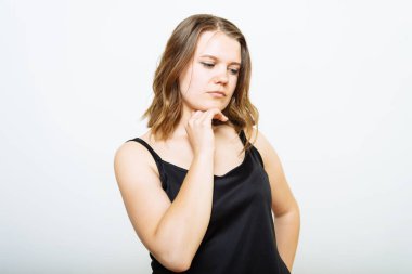 Kadın fotoğraf stüdyosunda düşünüyor.