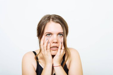 Kız fotoğraf stüdyosunda yoruldu.