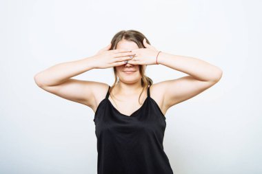 Kadın elleriyle gözlerini kapatıyor.