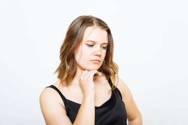 Kadın fotoğraf stüdyosunda düşünüyor.